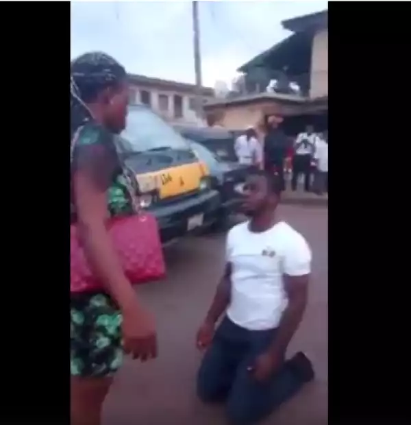 Man Leaves People In Shock As He Knelt Down To Beg Lady Who Kept Slapping Him [WATCH VIDEO]